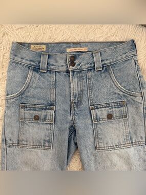 Levi's Light Blue Middy Ankle Bootcut Jeans gives cute y2k look